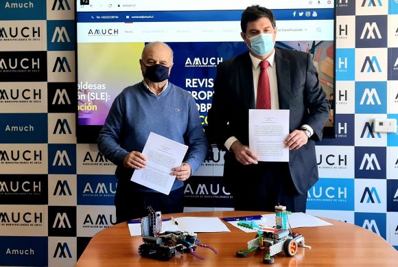 AMUCH SUSCRIBE CONVENIO PARA PROMOVER LA ROBÓTICA EN ESTABLECIMIENTOS EDUCACIONALES