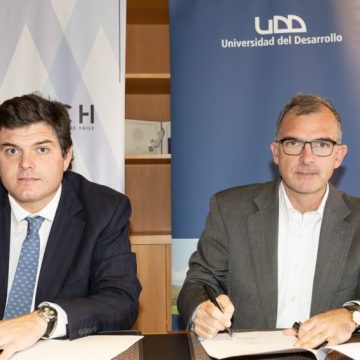 AMUCH Y UDD FIRMAN CONVENIO PARA FORTALECER ACCIONES DE APOYO A LA COMUNIDAD