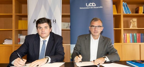 AMUCH Y UDD FIRMAN CONVENIO PARA FORTALECER ACCIONES DE APOYO A LA COMUNIDAD