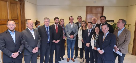 ALCALDES AMUCH Y DIPUTADOS CHILE VAMOS Y REPUBLICANOS OFICIALIZARON PRIMERA BANCADA MUNICIPAL