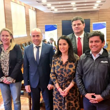 ALCALDES AMUCH Y CONTRALOR ACUERDAN FORMACIÓN DE MESA TÉCNICA PARA ESTUDIAR TRASPASO DE HONORARIOS A CONTRATA