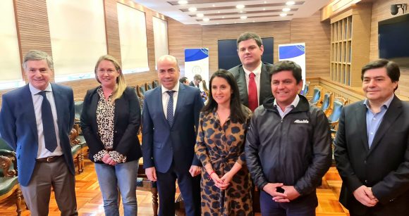 ALCALDES AMUCH Y CONTRALOR ACUERDAN FORMACIÓN DE MESA TÉCNICA PARA ESTUDIAR TRASPASO DE HONORARIOS A CONTRATA