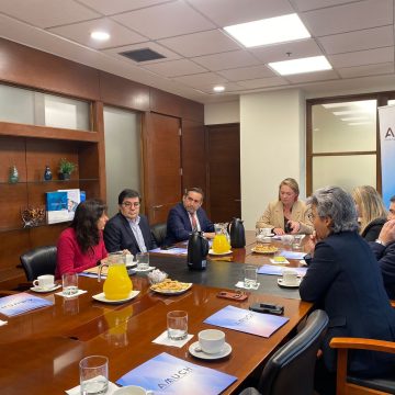 Asociación de Municipalidades de Chile y Arcos Dorados firman acuerdo para la promoción de la actividad física comunal