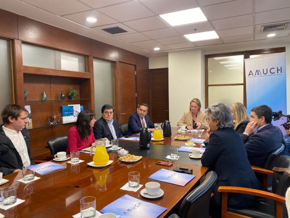 Asociación de Municipalidades de Chile y Arcos Dorados firman acuerdo para la promoción de la actividad física comunal