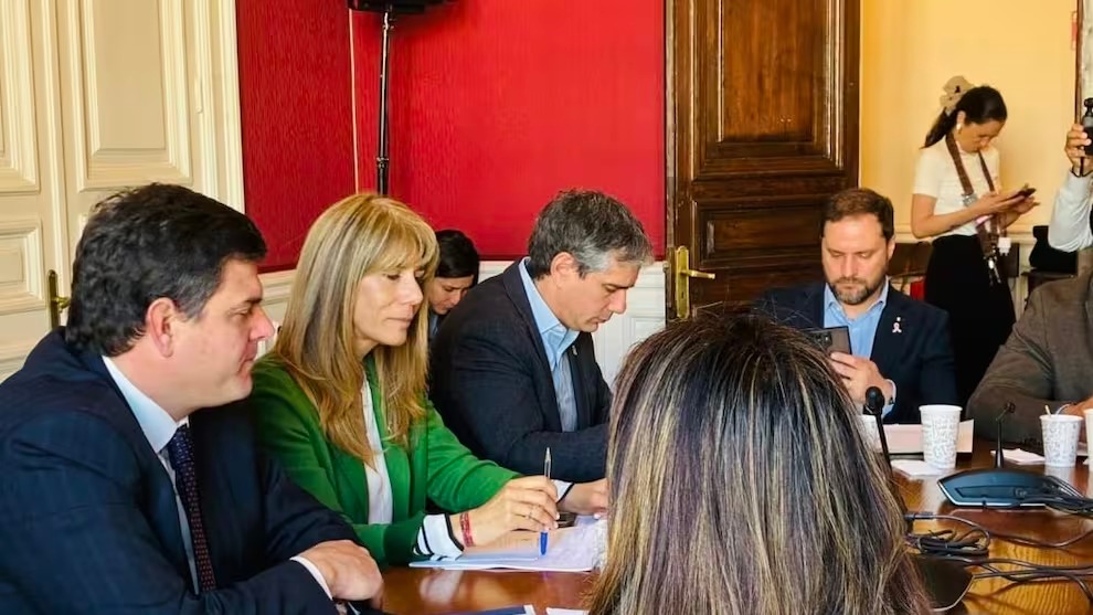 83870ff9-a8f1-4ce4-95cc-2558cbe9726a Asociaciones municipales se reúnen con senadora Rincón por recortes en la Ley de Presupuestos 2026