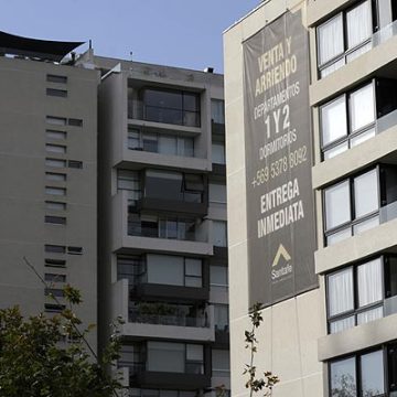 Plan de Kast de eliminar contribuciones a adultos mayores revive idea de “modelo californiano” que seduce a municipios