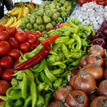 Municipios y ferias libres lanzan “canasta económica” para afrontar el costo de la vida