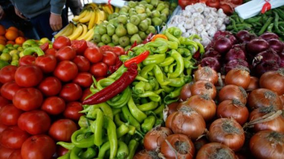 Municipios y ferias libres lanzan “canasta económica” para afrontar el costo de la vida